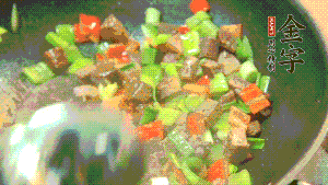 熱油起鍋，依次加入青椒塊、牛肉、大蒜煸炒均勻。