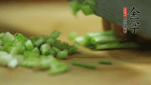 小蔥切成蔥花。
