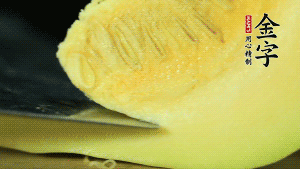 胡蘿卜切滾刀塊，小南瓜取一半去籽去皮切塊備用。