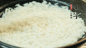 浸泡后的大米加入2湯匙生抽、1湯匙老抽調(diào)味。