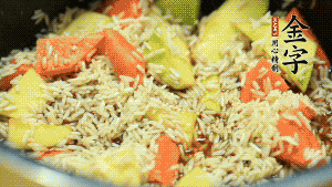 加入切好的胡蘿卜塊和南瓜塊、鹵牛肉塊攪拌均勻。放入電飯煲，按“煮飯模式”。