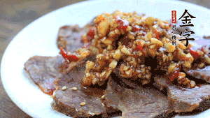 最后把醬汁淋到牛肉上即可，撒上芝麻、香菜。也可以把牛肉和醬汁攪拌均勻，讓牛肉與醬汁更加入味。