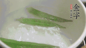 在煮面湯時(shí)，就可以做其他步驟了。比如把秋葵汆水，橫切成星星造型；雞蛋煮熟，切成兩半；黃瓜切成絲。