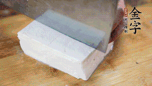 豆腐切成小塊，臘肉切成薄片，辣椒切成小圈。