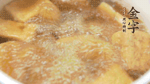 另起一個(gè)湯鍋，倒入適量清水，加入炸好的豆腐塊。待水沸騰后，加入臘肉，用生抽、料酒、火腿高湯調(diào)味。燉煮至臘肉熟透，加辣椒圈增加點(diǎn)辣味。（調(diào)料可以根據(jù)個(gè)人口味適當(dāng)調(diào)整，火腿高湯能夠讓湯汁更加層次豐富。）