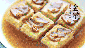 裝盤時(shí)，撒上蔥花裝飾。