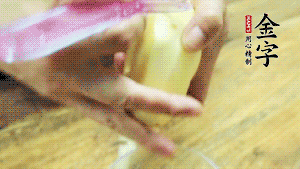 將食材洗凈，茄子、土豆切滾刀塊。