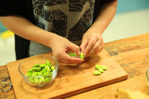 蠶豆剝除外殼，剩下嫩嫩的蠶豆。
