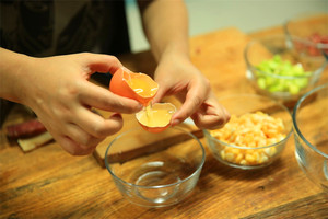 雞蛋蛋白和蛋黃分開(kāi)，把蛋黃打散。