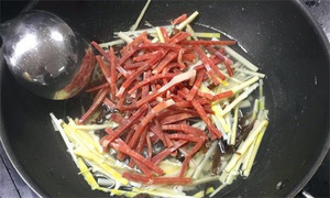 火腿絲、筍絲、黑木耳絲汆水后，瀝干。