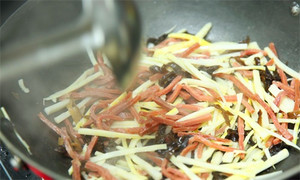 起油鍋，蒜茸煸香，倒入所有食材，加料酒翻炒至熟即可。