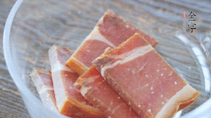 金字火腿切片溫水浸泡5分鐘。