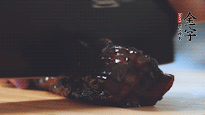 金字風(fēng)味醬肉切小塊。