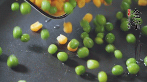 鍋7成熱時(shí)，下豌豆、玉米翻炒，再依次放醬肉、洋蔥碎、木耳碎。