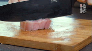 【餡料】1.金字淡咸肉加姜片料酒焯水，春筍焯水后切成小丁。