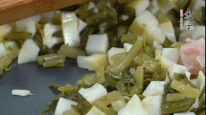 【餡料】2.鍋中油8成熱時(shí)，依次放入春筍、雪菜、淡咸肉，翻炒出香味。