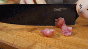 【餡料】3.金字土香腸、香菇切小丁。