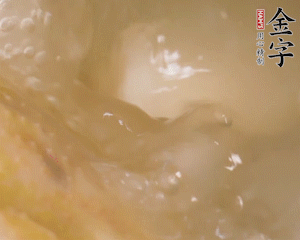 沸騰后撈出蔥結(jié)，小火燉45分鐘，加山藥再燉15分鐘。