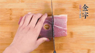 金字火腿切片，老豆腐切成塊，海鮮菇洗凈。