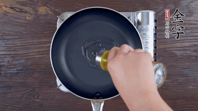 魚頭對開，洗凈瀝干。鍋中加油，把魚頭兩面煎至金黃色，期間加蔥姜，每面約需時2-3分鐘。