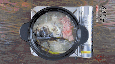 放豆腐、海鮮菇繼續(xù)中小火煮5分鐘。