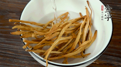 黃花菜、香菇提前泡發(fā)。黃花菜去掉硬頭，香菇切片。