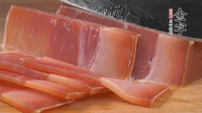 金字火腿切片，溫水浸泡5分鐘。