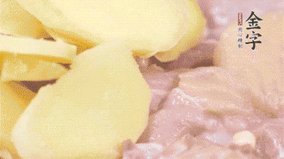 雞肉剁塊，用料酒、蔥、姜、鹽、糖拌均腌制20分鐘。