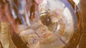 鍋中依次放姜片、排骨、火腿，加料酒、清水煮開轉(zhuǎn)小火煮30分鐘。