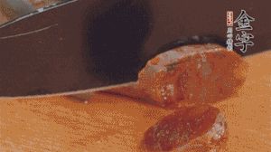 麻辣香腸蒸熟后，切片待用。