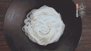 依次放入黃瓜絲、花生米、燙熟的豆芽、麻辣香腸、香菜、擺盤即可。