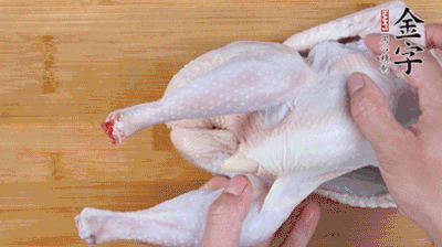 菌菇分別冷水泡發(fā)。雞處理干凈后剁成小塊，放水中浸泡半小時(shí)去血水。