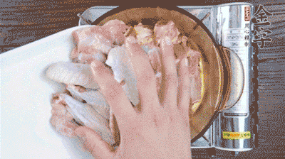 加料酒、蔥姜焯水2分鐘，清洗備用。