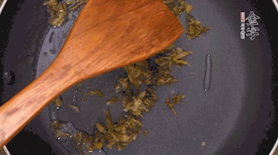 鍋中3成油溫時(shí)，下雪菜、辣椒圈翻炒40秒。