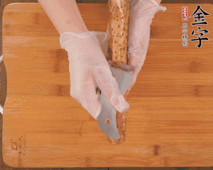 山藥去皮切滾刀塊，熱水汆燙30秒，撈出冷水浸泡。