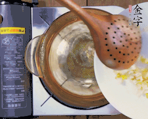 春筍丁焯水，1分鐘后加火腿丁一同汆燙1分鐘。