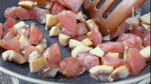 【餡料】4.鍋中油8成熱時(shí)，依次放入菌菇丁、香腸丁，適當(dāng)放點(diǎn)糖調(diào)味，炒熟。
