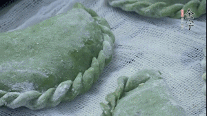 【制作】2.蒸架上墊浸濕的屜布，再放上清明果，大火蒸10~15分鐘，完成，出鍋啦！