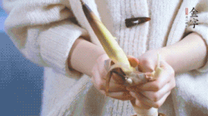 春筍切滾刀塊，加少許鹽，焯水備用。