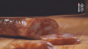 金字麻辣香腸切片，小青菜焯熟備用。