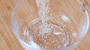 制作醬汁：1湯匙蠔油、1湯匙涼開水、2湯匙生抽、1/2湯匙白砂糖、少許辣椒圈。