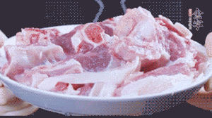 新鮮羊肉冷水入鍋，加姜片、清水焯水，除去血沫。