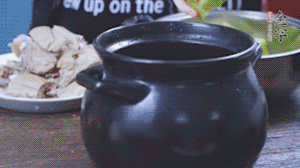 另起砂鍋，依次放入蘿卜、羊肉、火腿蹄片，加料酒、清水沒(méi)過(guò)食材。