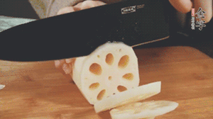 蔬菜清洗干凈切片。