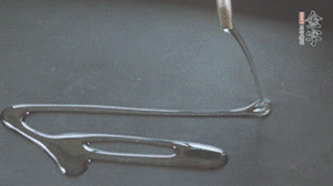 鍋中加少許油，爆香蔥姜蒜、香料 ，喜歡麻的也可以加點花椒！接著放入郫縣豆瓣醬煸炒出紅油。