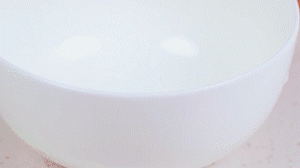 香腸切片，南瓜洗凈去皮切小塊，洋蔥切絲，米淘洗干凈備用。