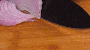 鍋中少許油，熱油倒入香腸煸炒出油，倒入南瓜塊、洋蔥翻炒片刻。