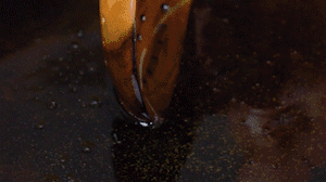 茄子切成長(zhǎng)條，拍上生粉入油鍋炸制。