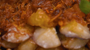 把茄子一條一條的擺好放在盤子上，上鍋蒸制3到4分鐘，出鍋后撒上蔥花。