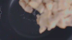 把雞、火腿、椰子水、椰肉、姜、紅棗放入電飯鍋，按下煲湯功能。